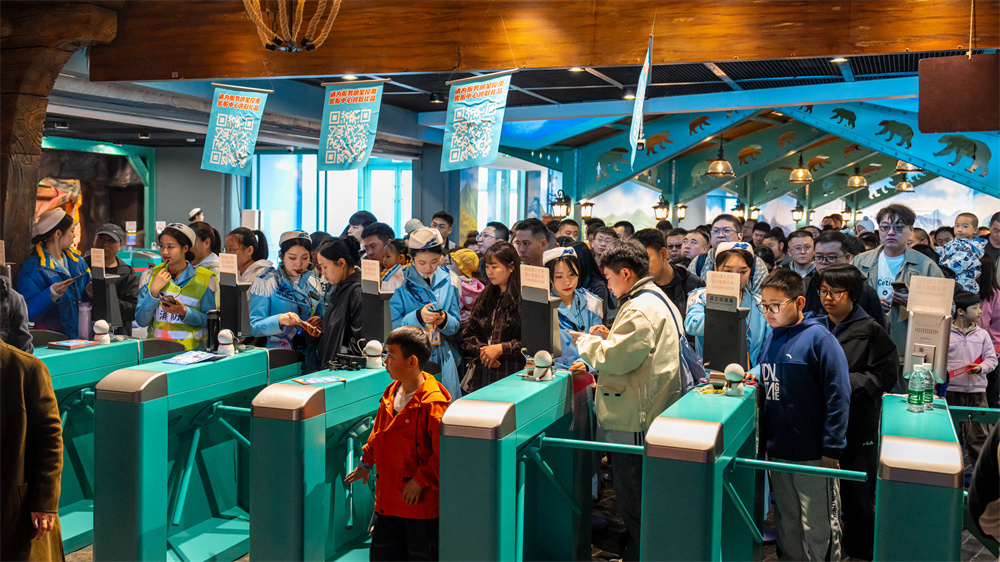 园“五一”首日游客破万九游会网站哈尔滨极地公(图3)