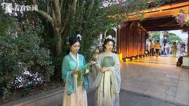 个传统佳节为何能全球圈粉无数j9九游会登录老外也玩嗨！这(图6)